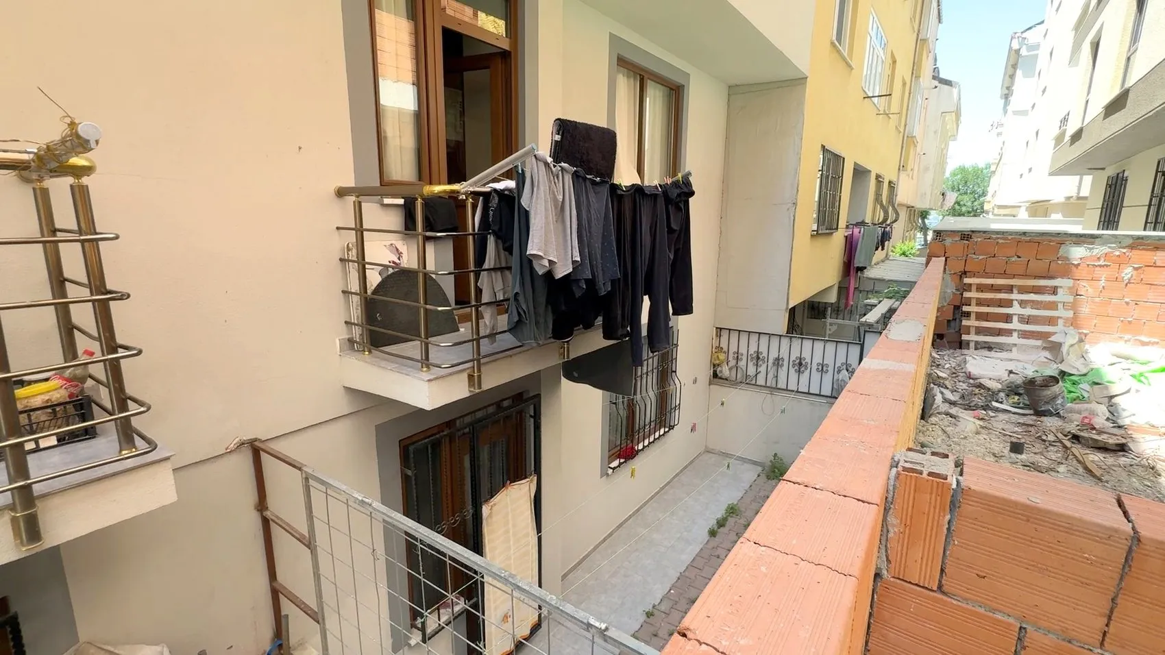 Avcılar'da eve giren hırsızlar kedileri ve köpekleri mutfağa hapsetti