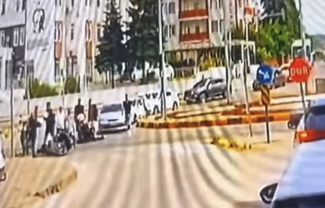 Bartın'da yunus polislerini taşıyan motosiklet kavşakta devrildi