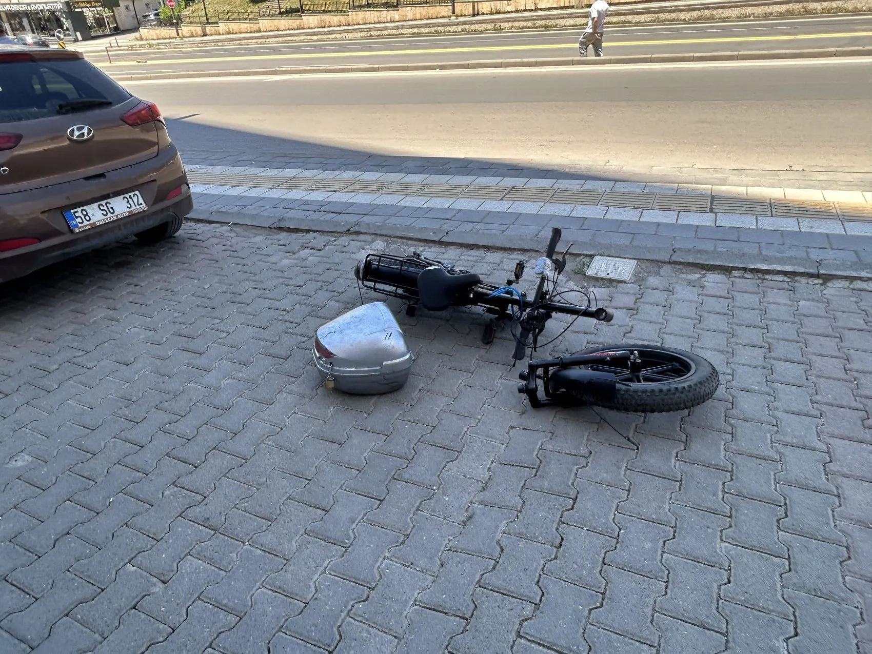 Sivas'ta elektrikli bisiklet sürücüsü kamyonet çarpması sonucu ağır yaralandı