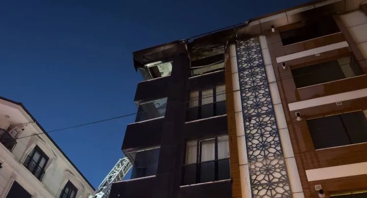 Esenler'de gece yarısı korkutan apartman yangını