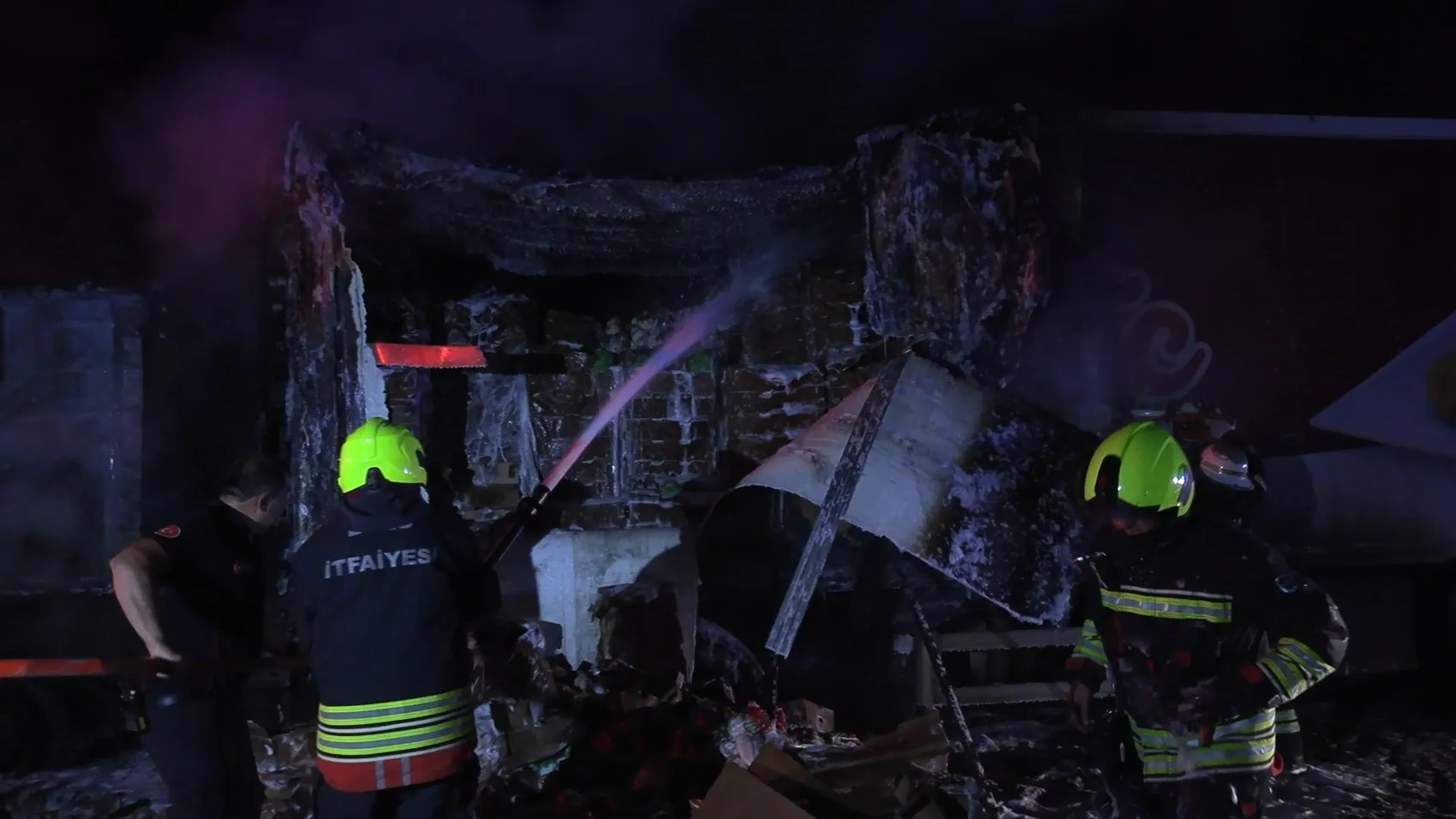 Bolu Dağı geçişinde tavuk eti taşıyan TIR küle döndü