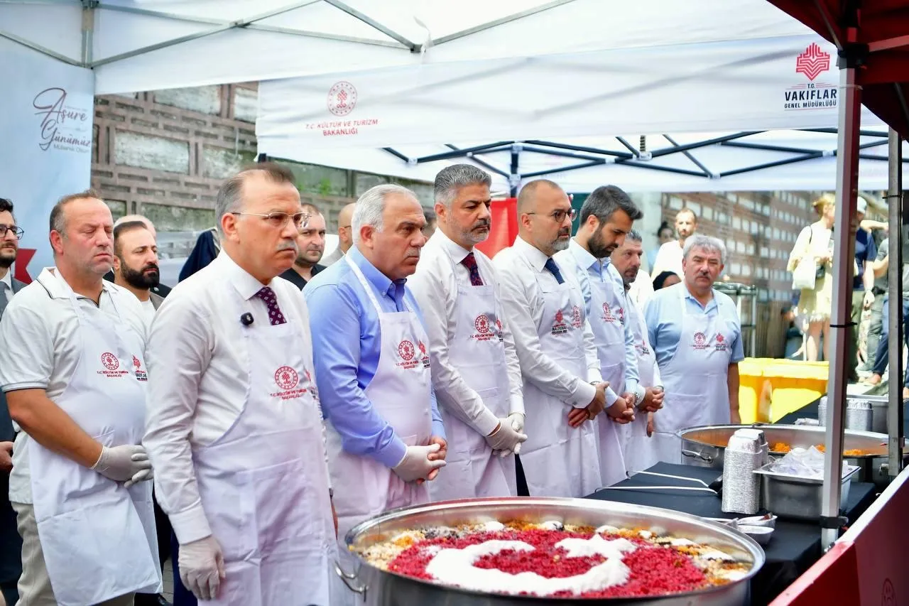 Eminönü’nde geleneksel aşure günü bereketi