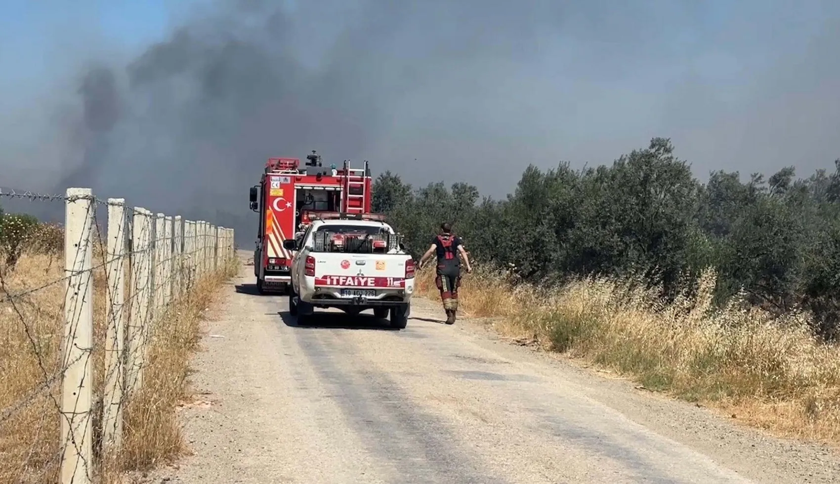 Edremit'te çöp sahasındaki yangın zeytinliklere sıçradı