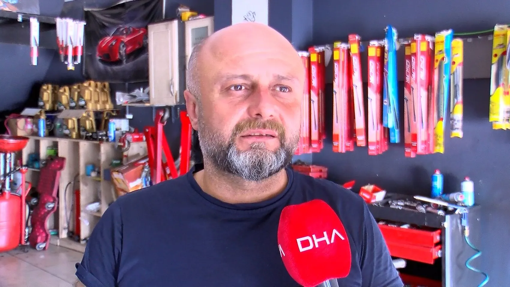 Sultangazi'de bir dükkana düzenlenen silahlı saldırı güvenlik kamerasında
