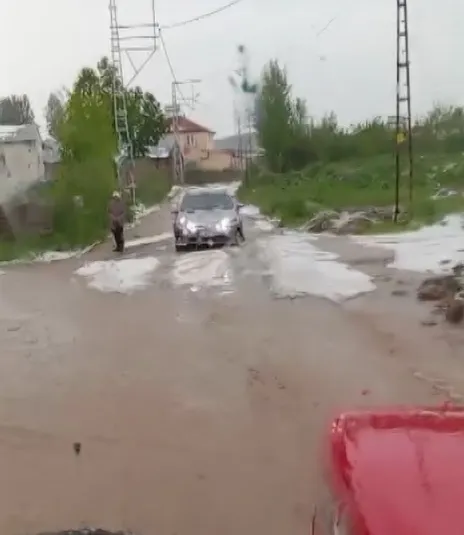 Sivas'ın Ulaş ilçesinde dolu yağışı tarım arazilerini vurdu