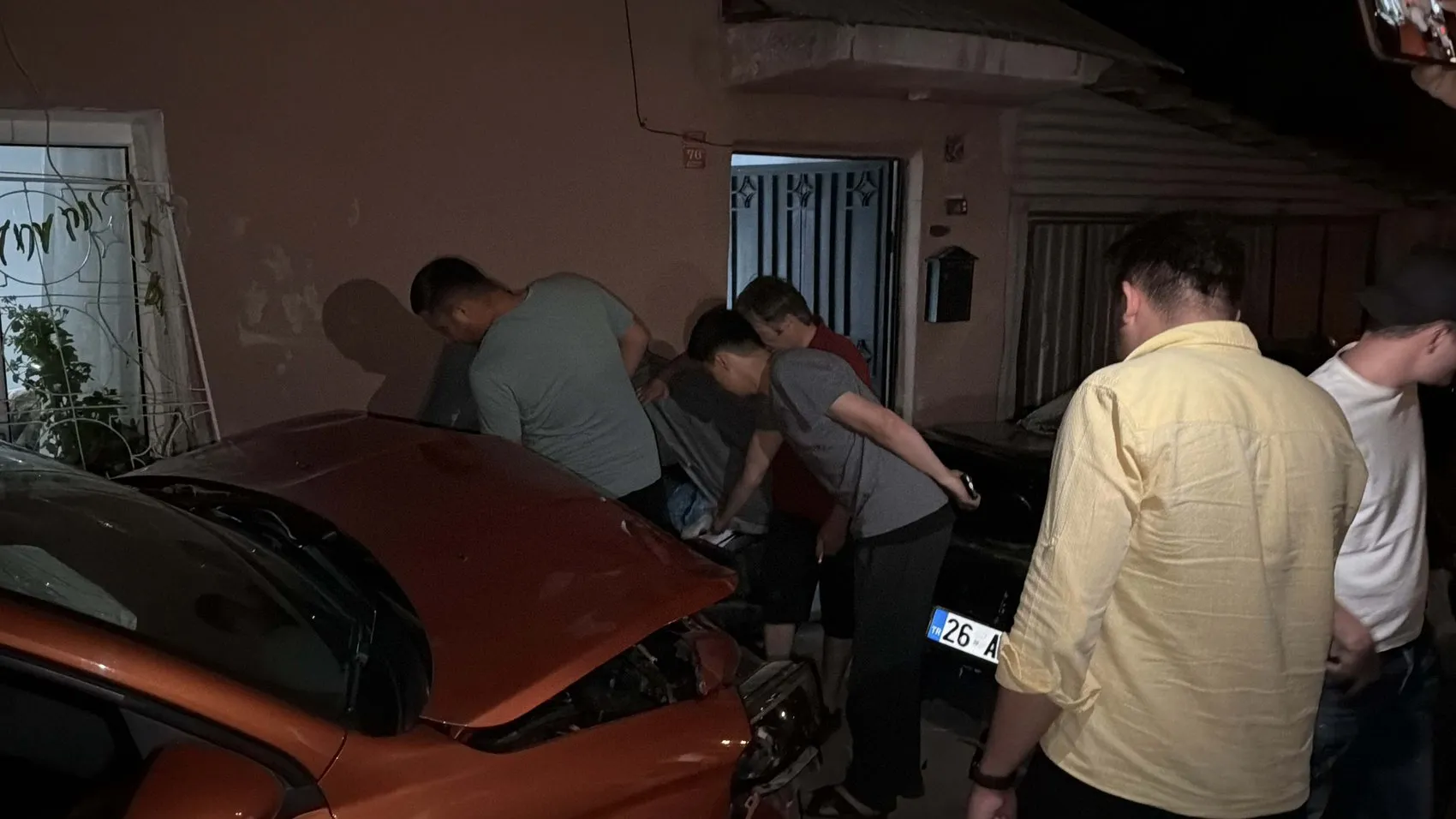 Eskişehir’de direksiyon hakimiyetini kaybetti park halindeki araçlara daldı