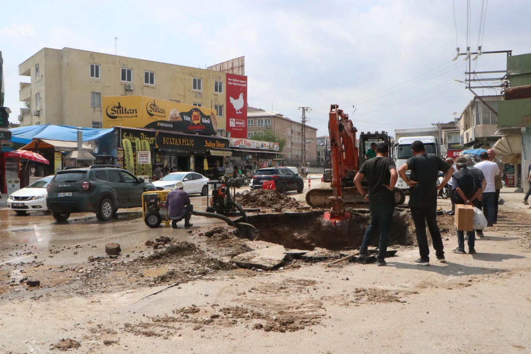 Adana'da ana su borusu patladı ve cadde çöktü