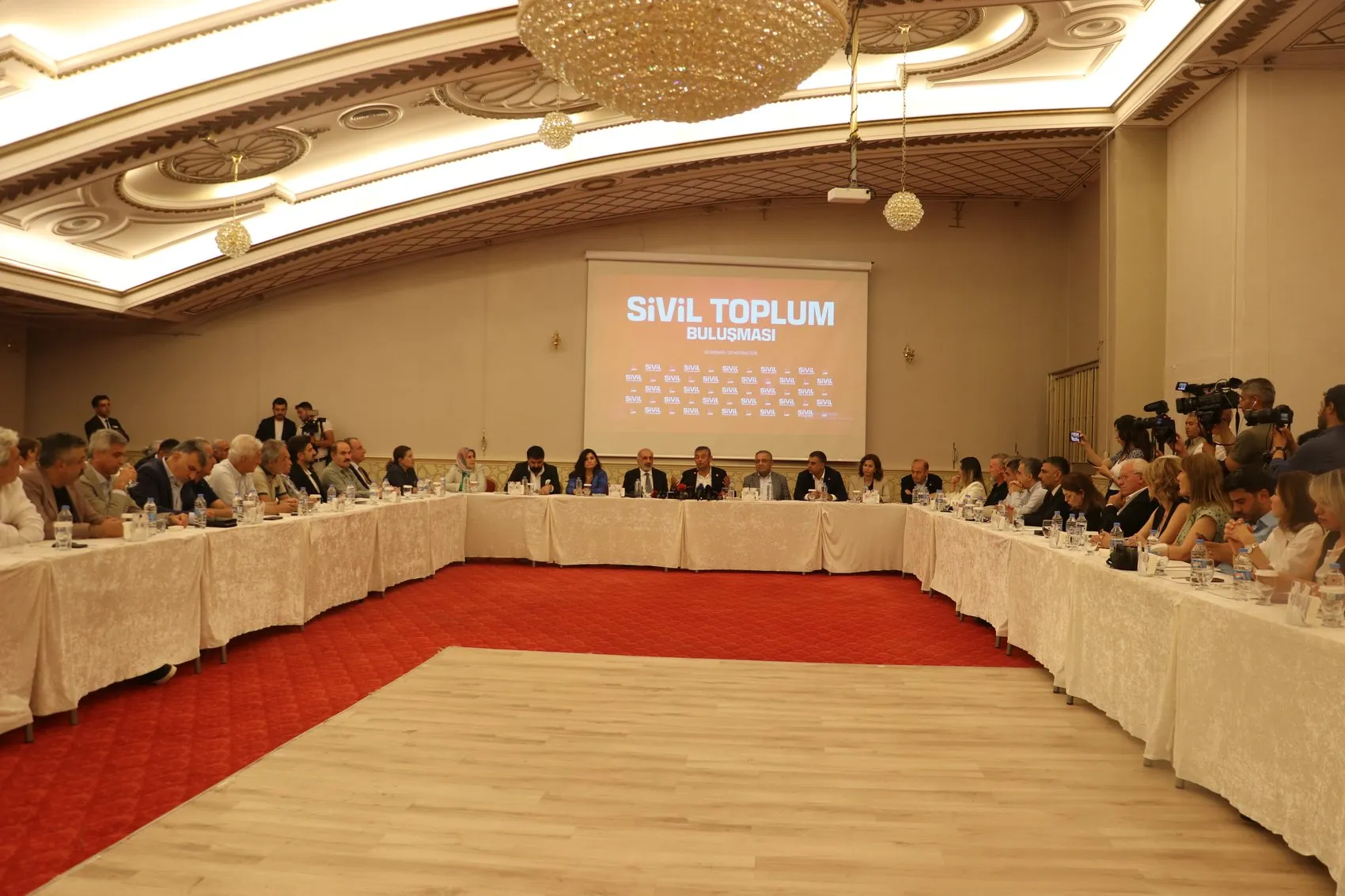 Özgür Özel Diyarbakır ziyaretinde demokrasi vurgusu yaptı