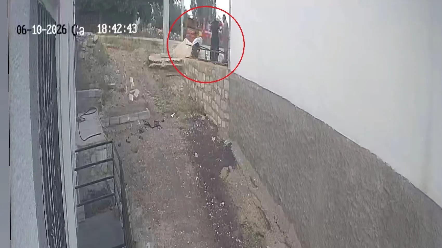 Komşusundan engelli rampasına kürekli saldırı