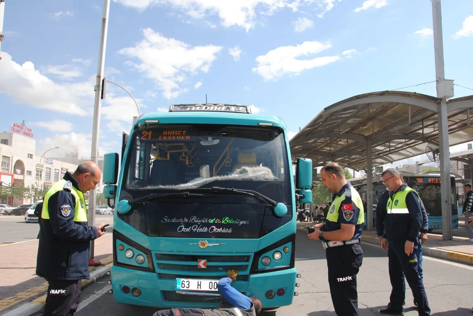 Şanlıurfa’da otobüslerin havalı kornaları silindirle ezildi