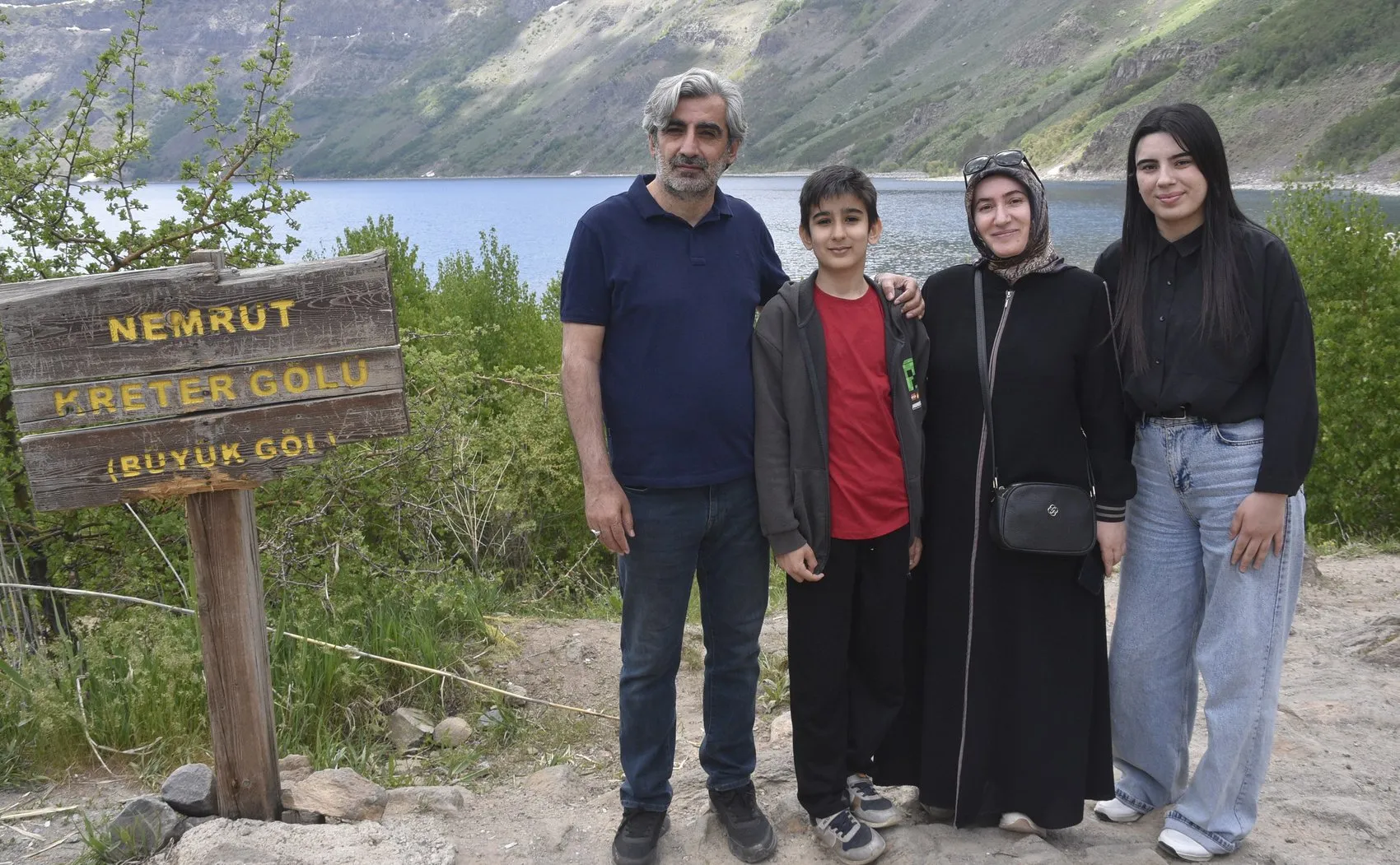 Nemrut Krater Gölü yaz sezonuyla beraber ziyaretçi akınına uğradı