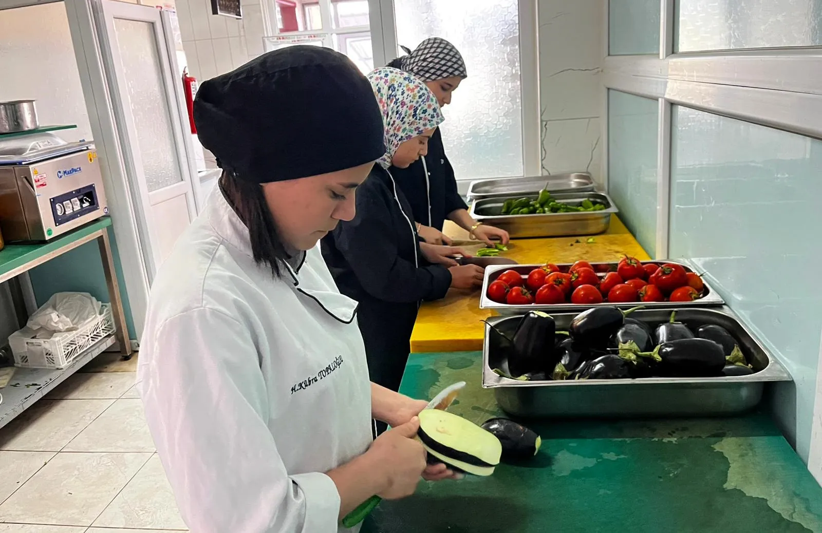 İslahiye’de meslek lisesi öğrencileri kendi mutfaklarında 40 milyon lira kazandı