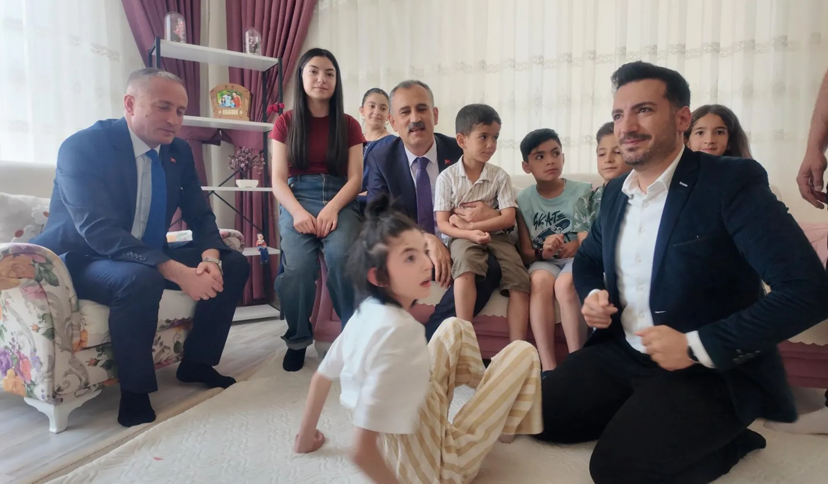 Ağrı'da karne sevincini evinde yaşayan öğrenciye sürpriz ziyaret