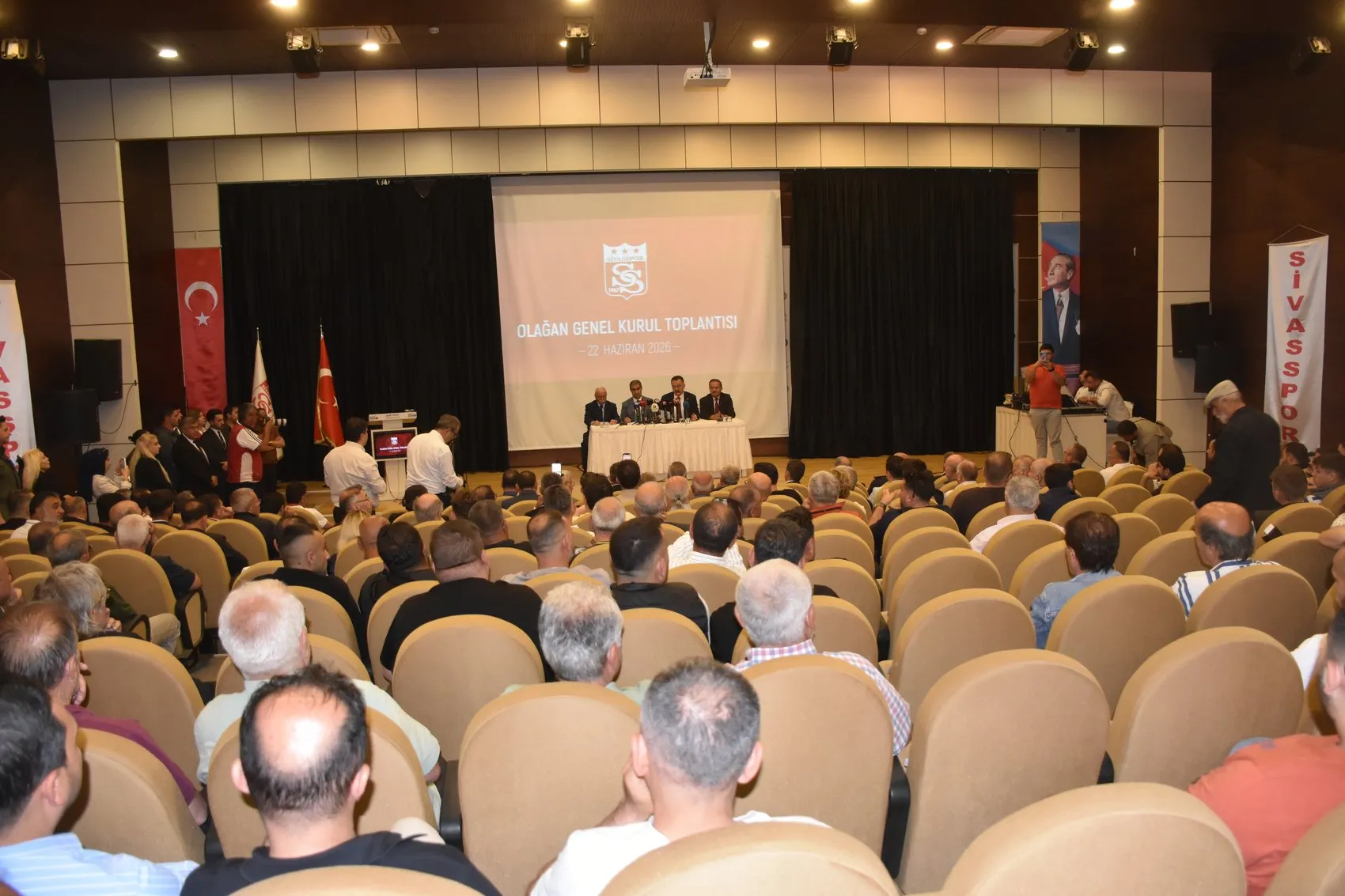 Sivasspor yönetim kriziyle baş başa kaldı