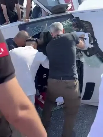 Kağıthane'de acil vakaya giden ambulans motosikletle çarpıştı