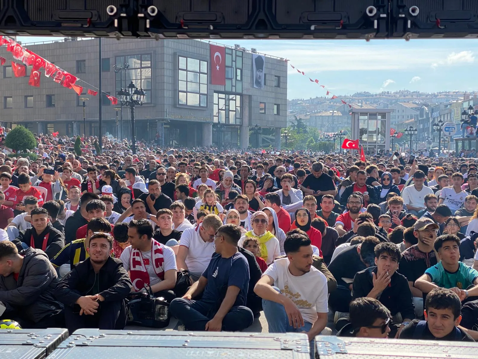 Keçiörenliler milli maç için sabahın ilk ışıklarıyla meydanda buluştu