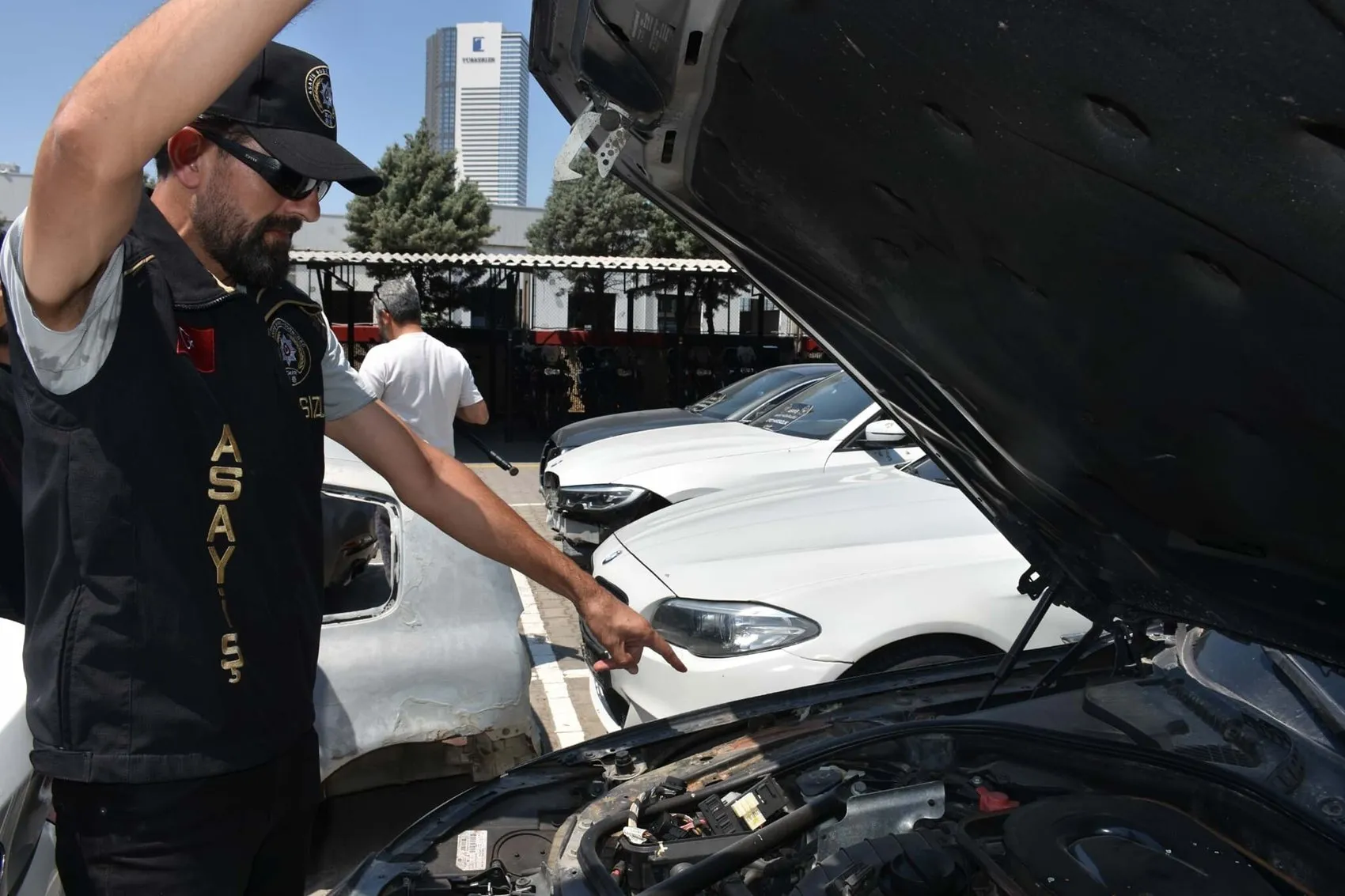 Hasarlı araçları lüks otomobillere dönüştüren şebekeye operasyon