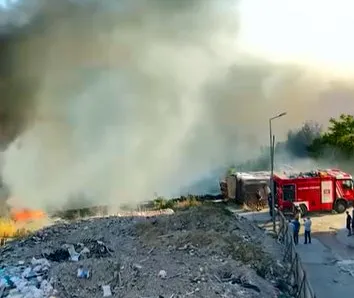 Avcılar'da kuru otlar alev alınca düğün alanı boşaltıldı