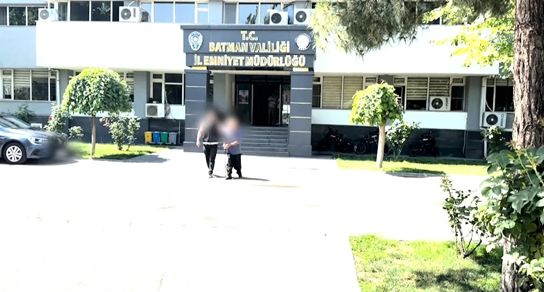 Batman yolunda midesinde uyuşturucu taşıyan şüpheli tutuklandı