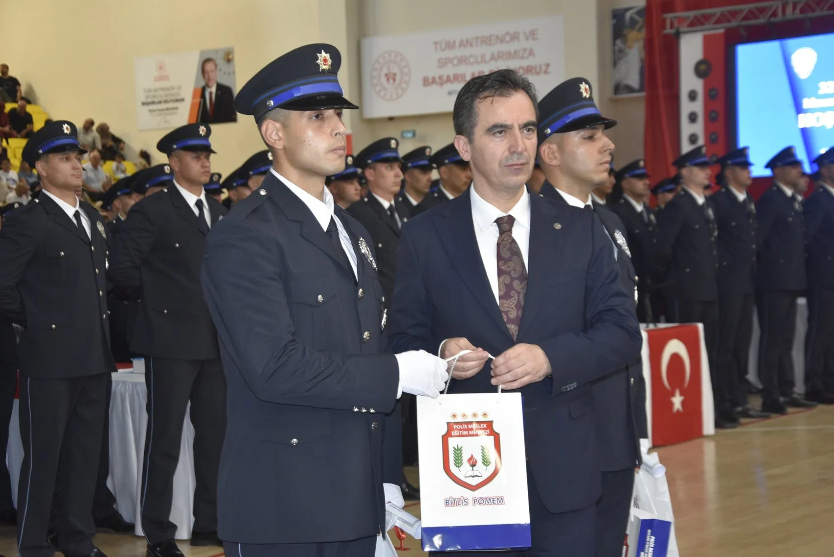 Bitlis'te 407 yeni polis adayı görevine yeminle başladı