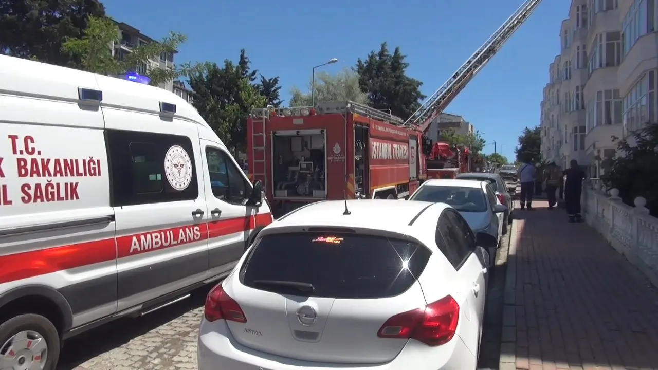 Silivri'de bir binanın çatısı alevlere teslim oldu