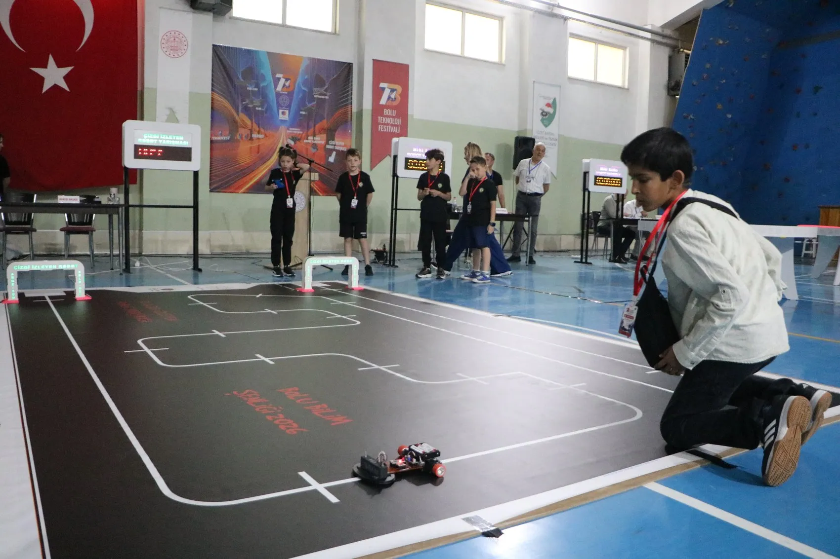 Bolulu öğrencilerin robotları hünerlerini sergiledi