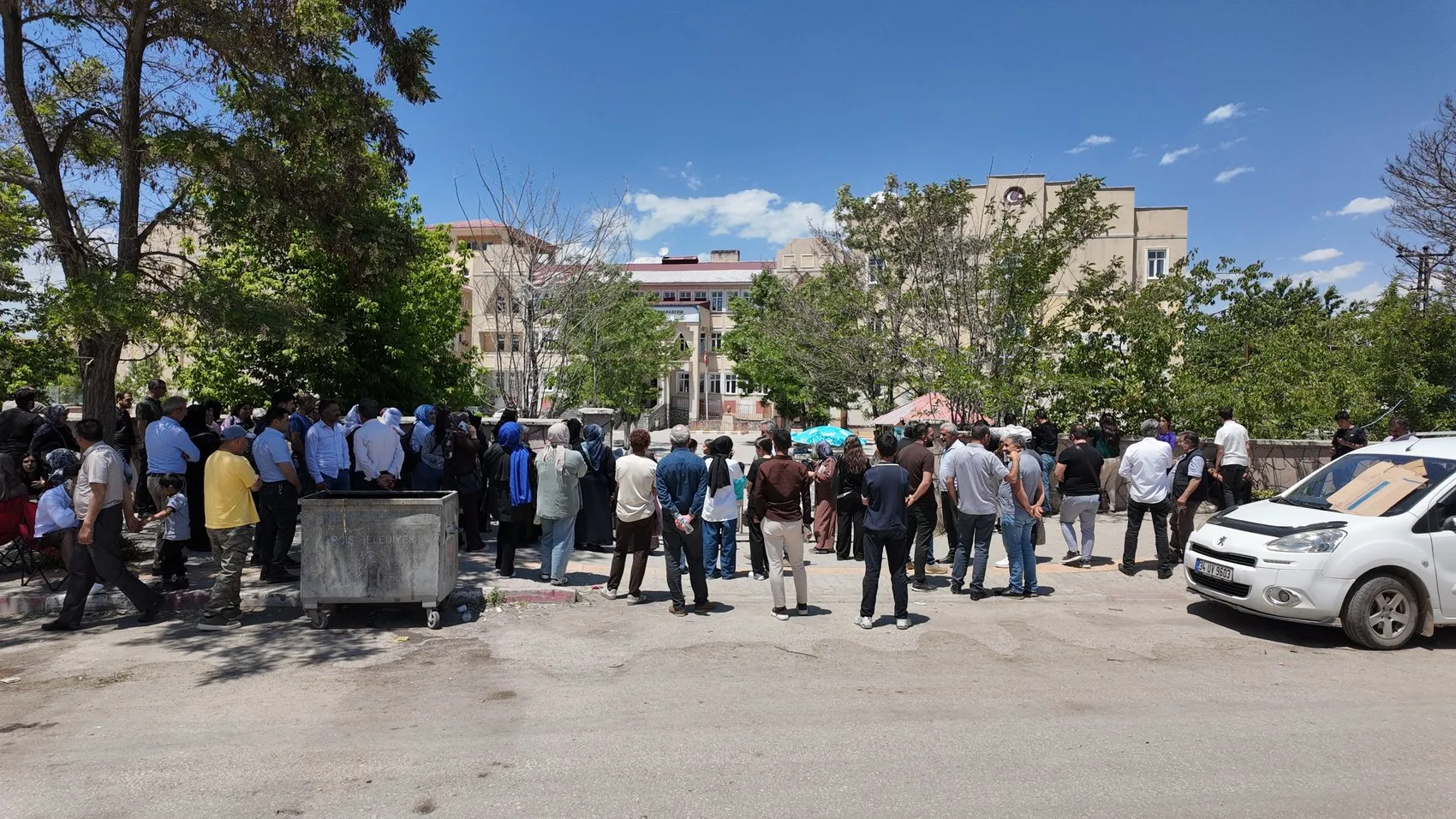 Van'da anne ve iki çocuğu üniversite sınavında yan yana