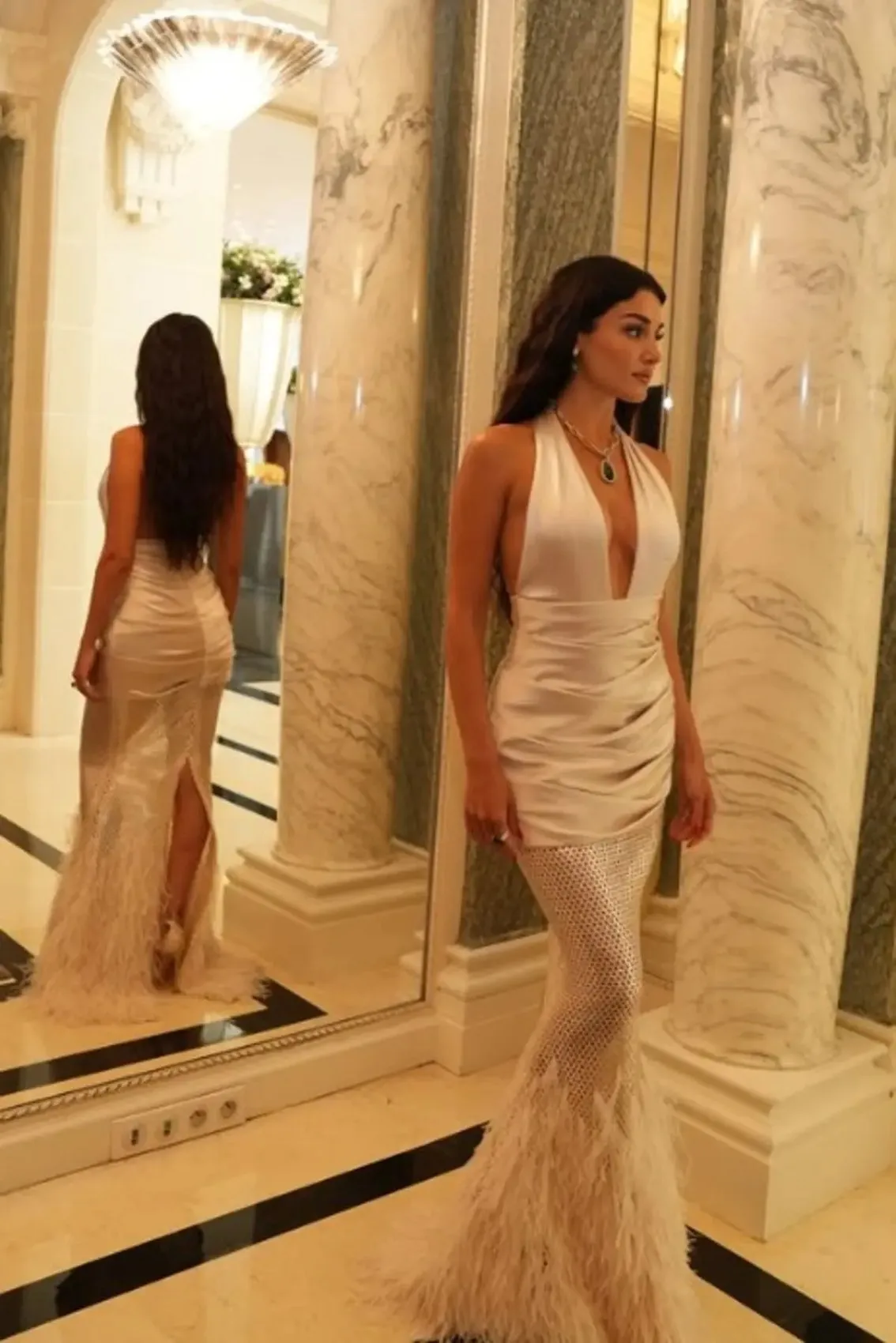 Hande Erçel son pozlarıyla yaktı geçti! Derin göğüs dekoltesi olay oldu 3