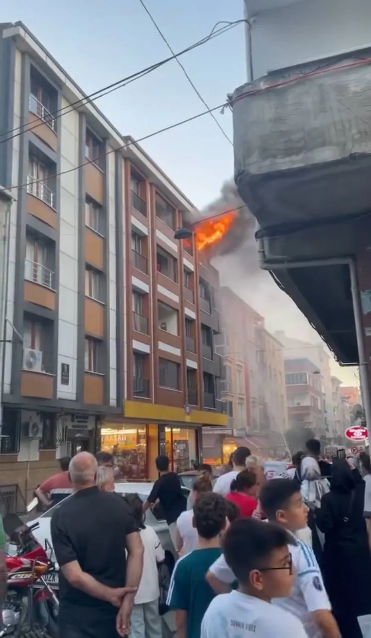Esenler'de gece yarısı korkutan apartman yangını