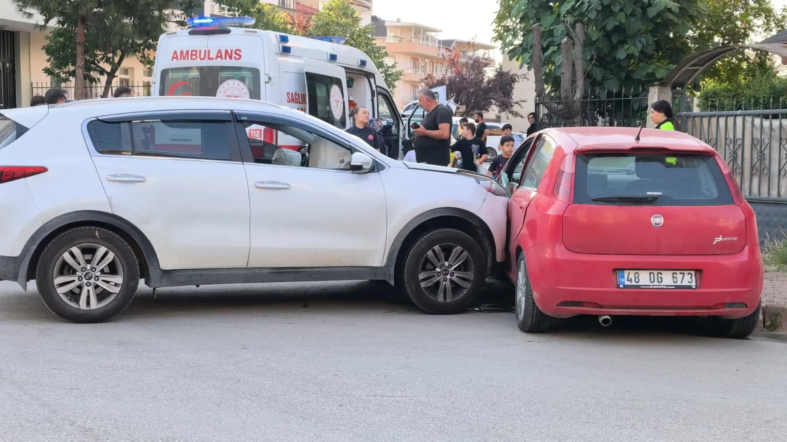 İnegöl’de kontrolsüz kavşak kazası 4 yaralı