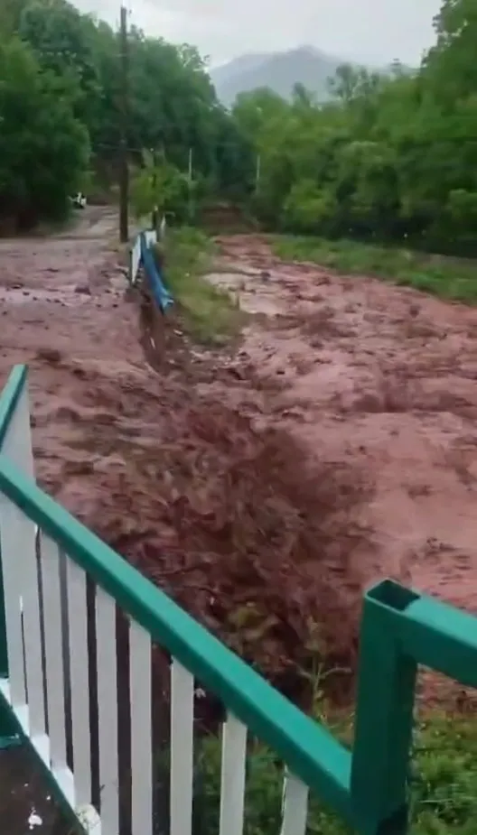 Artvin’de dere taştı sokaklar göle döndü