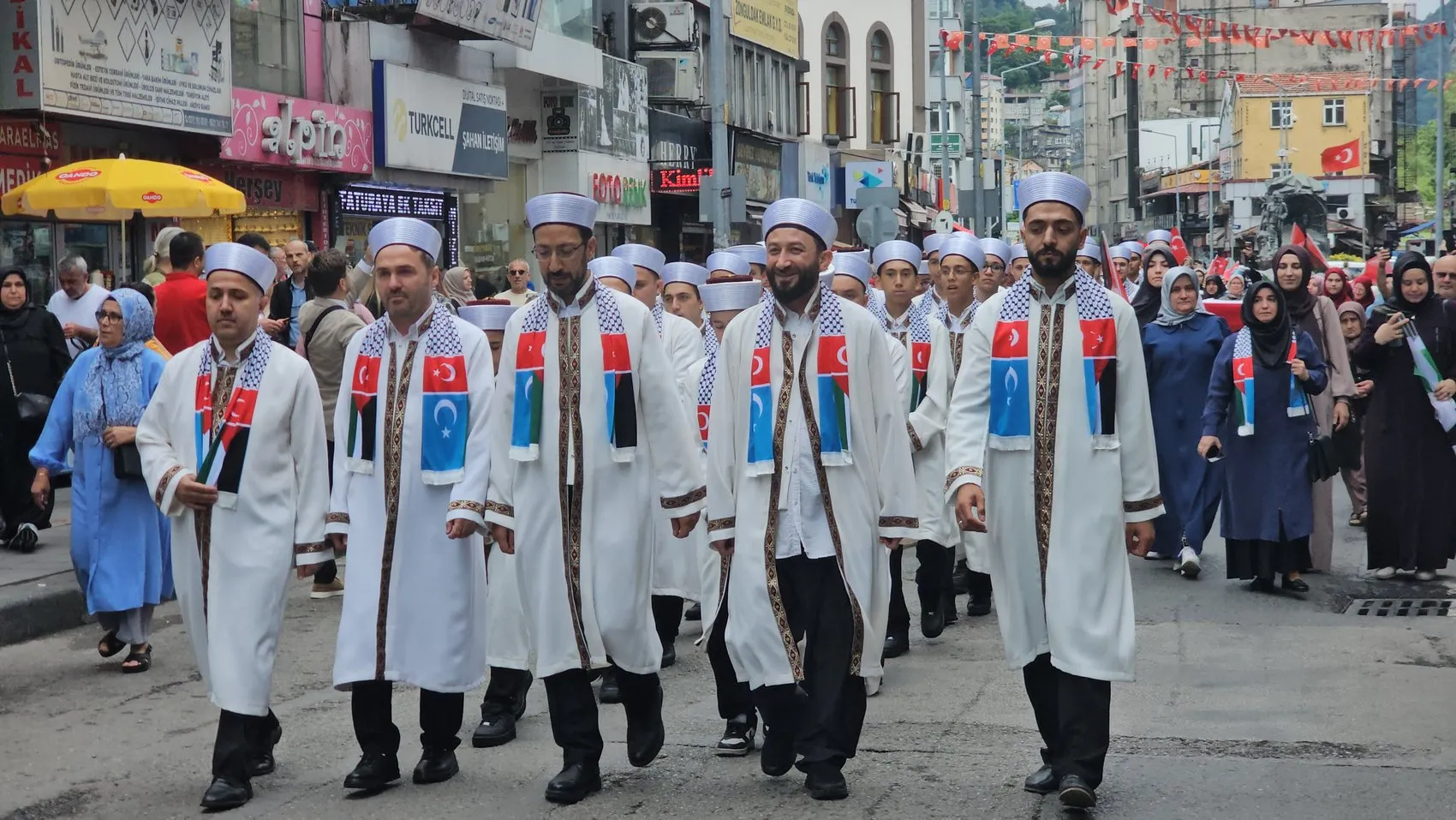 Zonguldak sokaklarında hafızlar için mehterli kortej