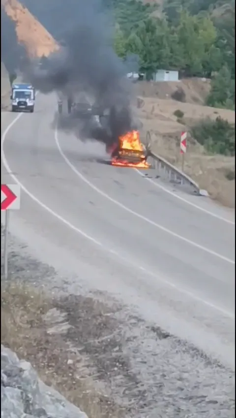 Kozan yolunda hareket halindeki araç bir anda küle döndü