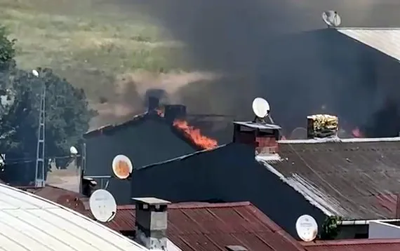Avcılar'da bir binanın çatısı küle döndü
