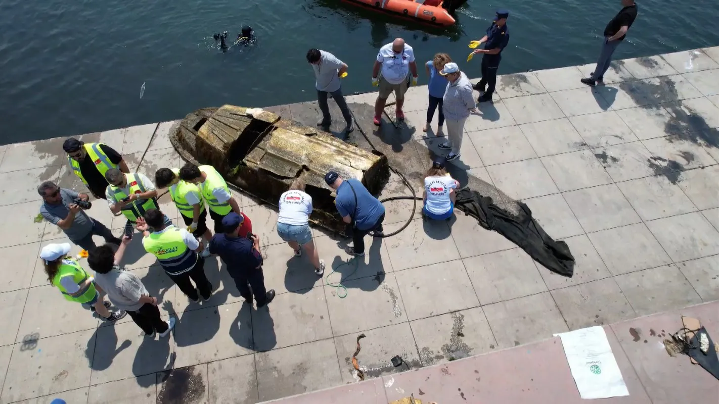 Tuzla açıklarında deniz dibindeki dev enkaz temizliği başladı