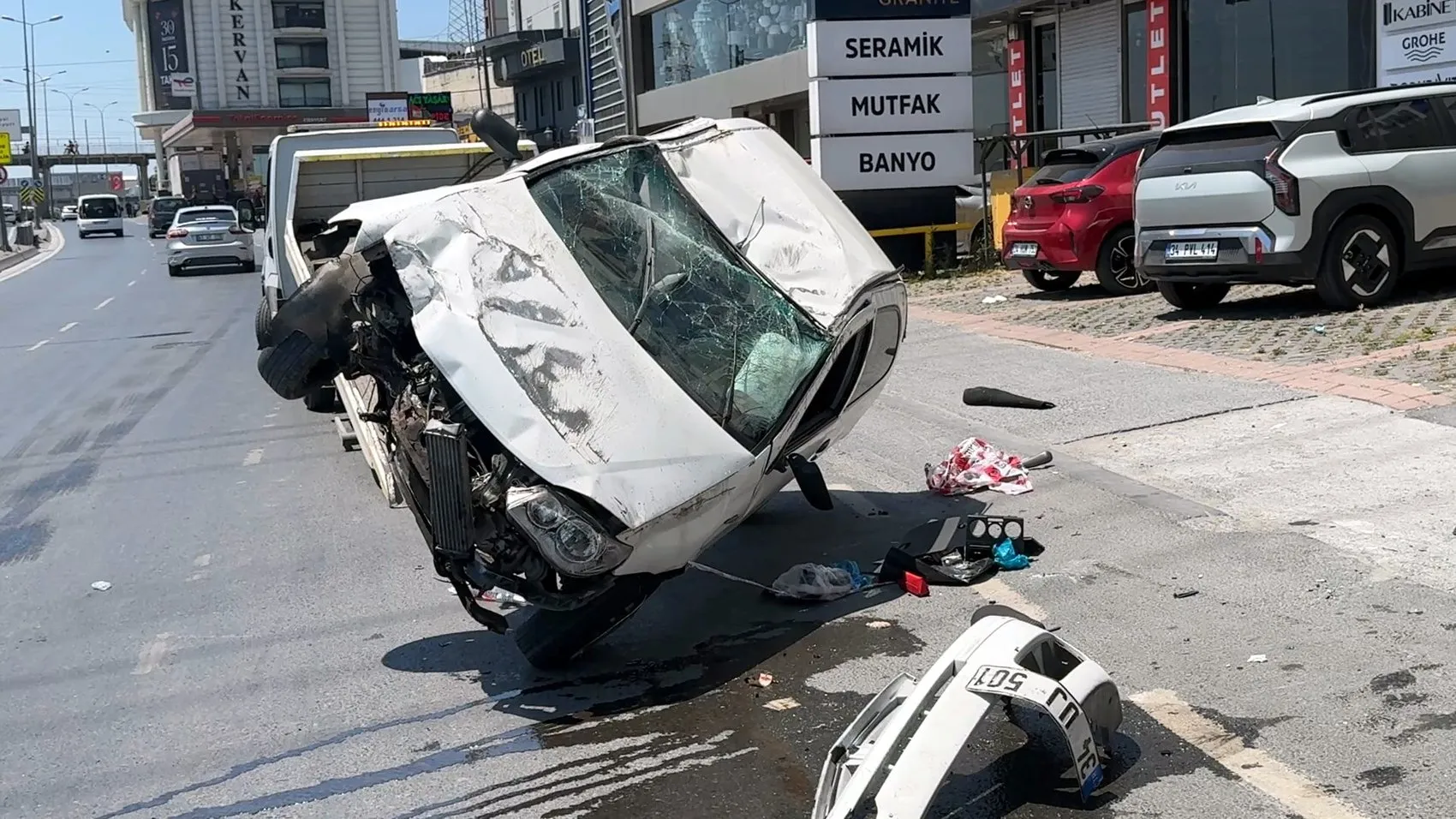 Avcılar'da kontrolden çıkan otomobil takla attı