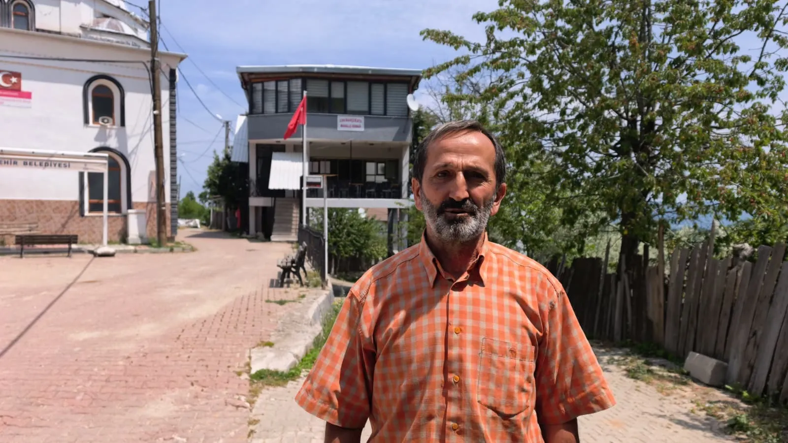 Bursa'da yolun üzerine kurulan 48 yıllık mahalle konağı