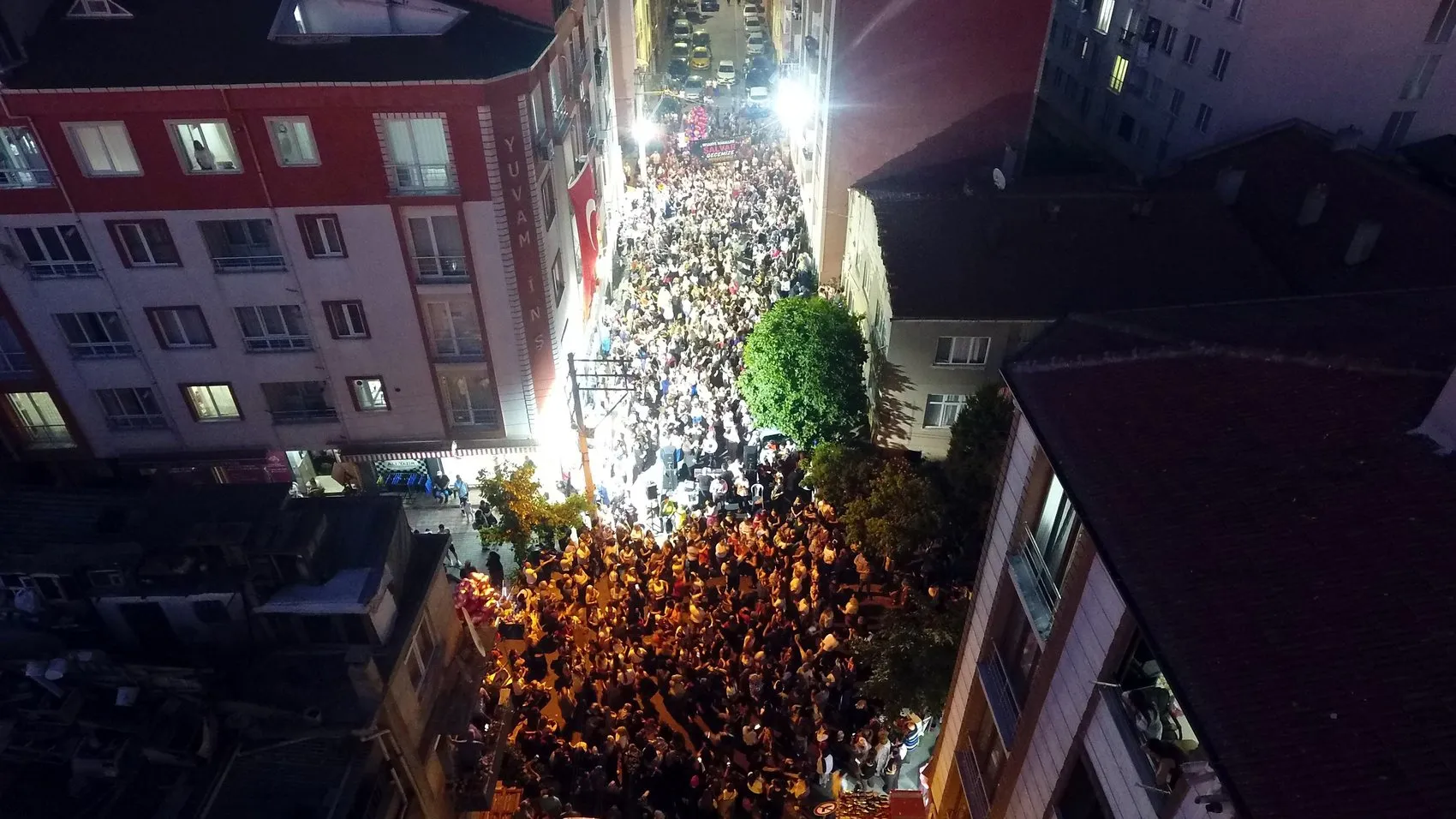 Çorlu sokaklarını dolduran şalvarlı kadınlar doyasıya eğlendi