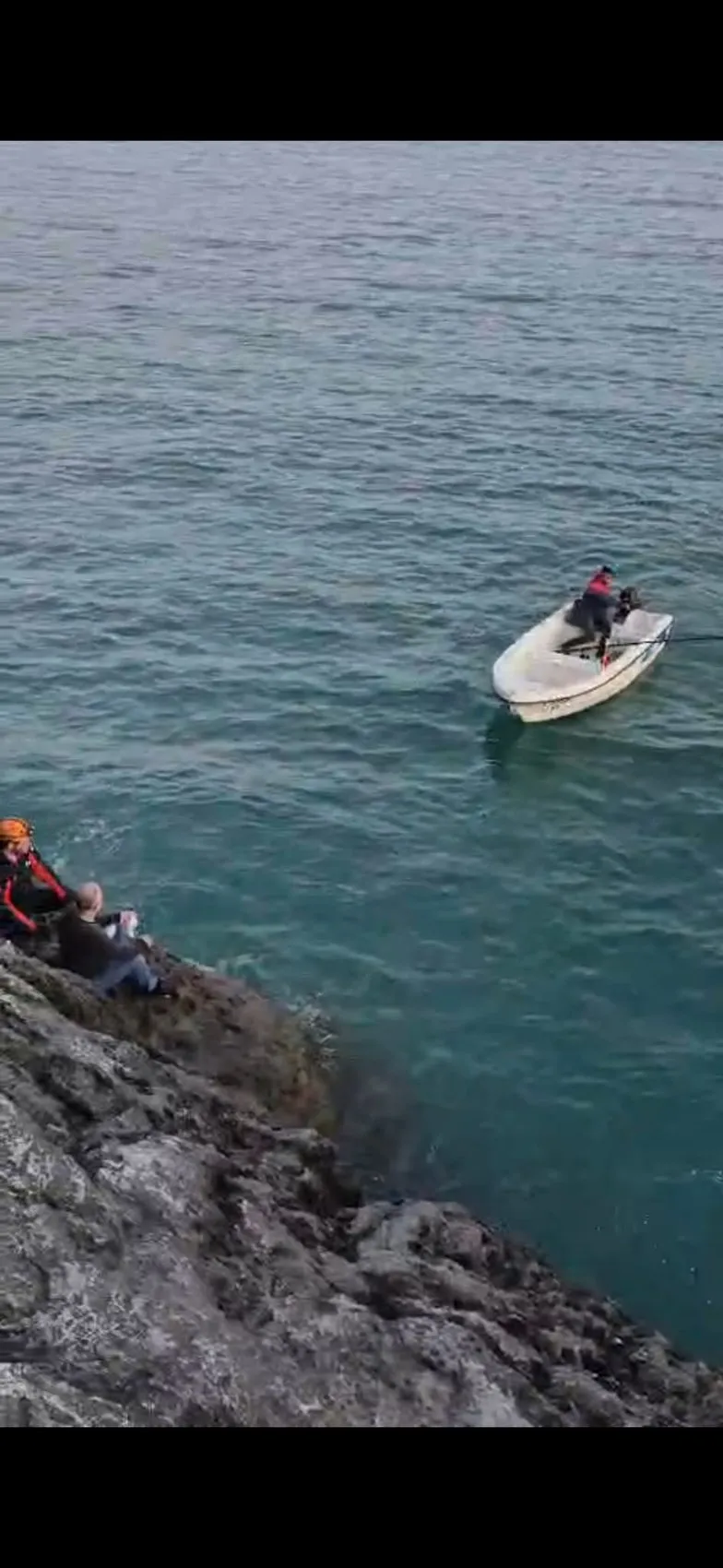 Zonguldak'ta balık tutarken kayalıklara düşen adam kurtarıldı