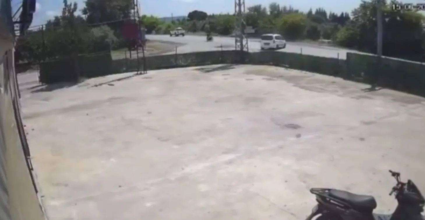 Hatay Erzin’de motosiklet kazası kamerada