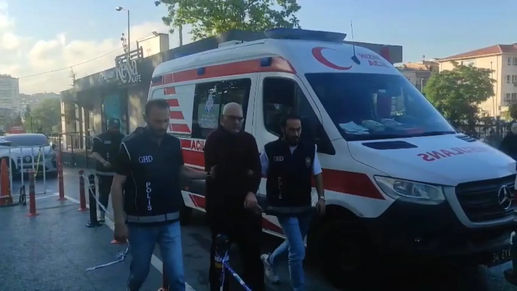 Sahte ikamet izni şebekesine 8 ilde operasyon düzenlendi