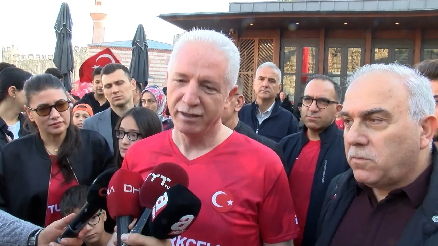 İstanbul sabahın ilk ışıklarıyla milli maç için ekran başına geçti