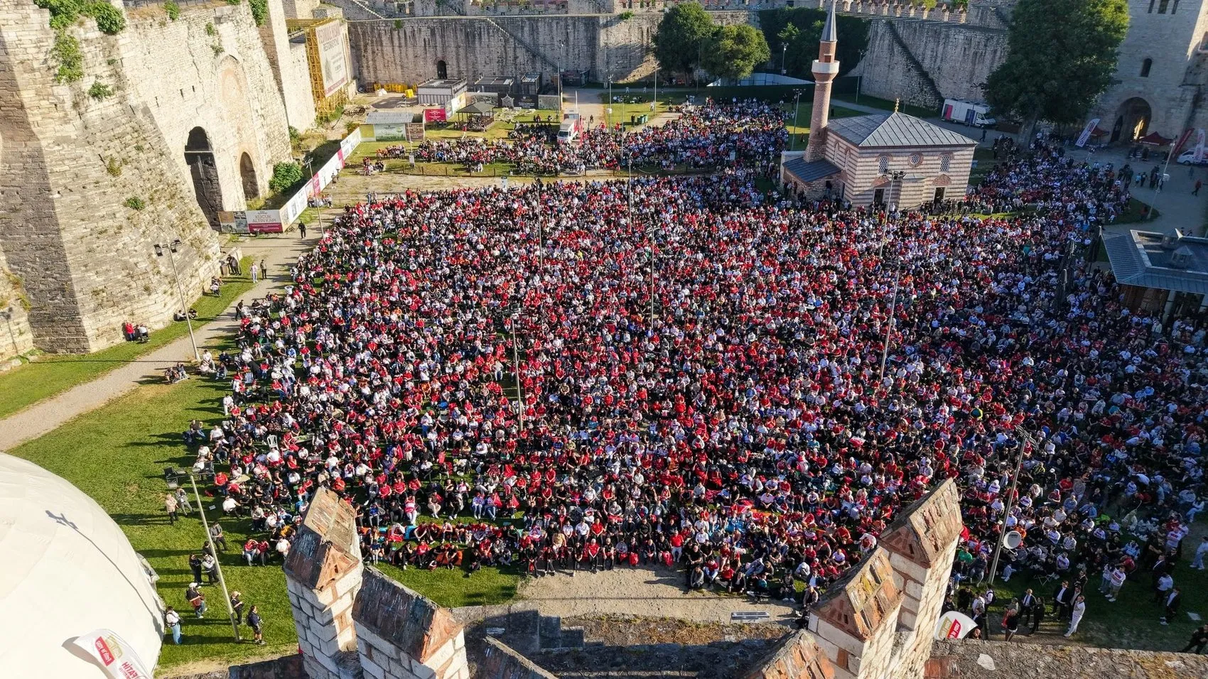 İstanbul sabahın ilk ışıklarıyla milli maç için ekran başına geçti
