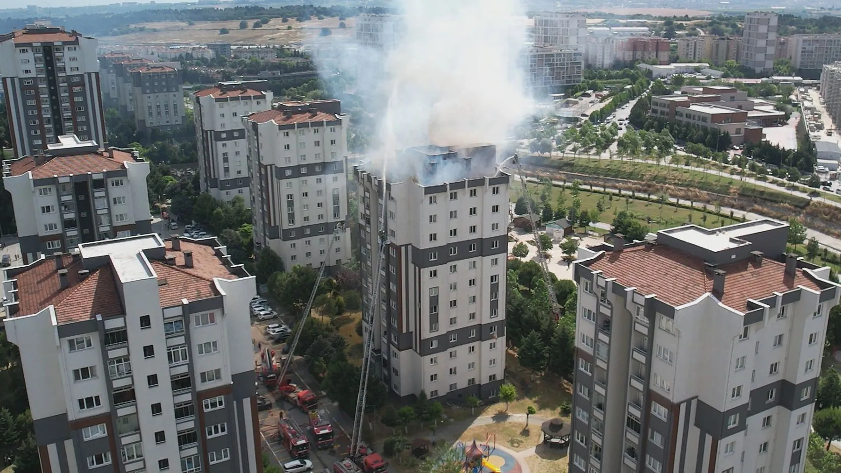 Küçükçekmece'de bir binanın çatısı alevlere teslim oldu