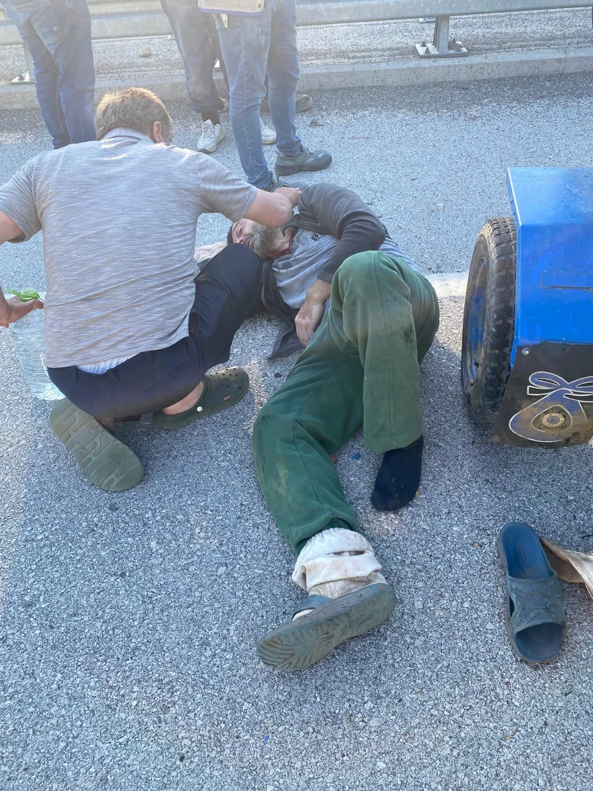 Bartın'da tarım aracı köprü korkuluklarına çarptı 3 yaralı