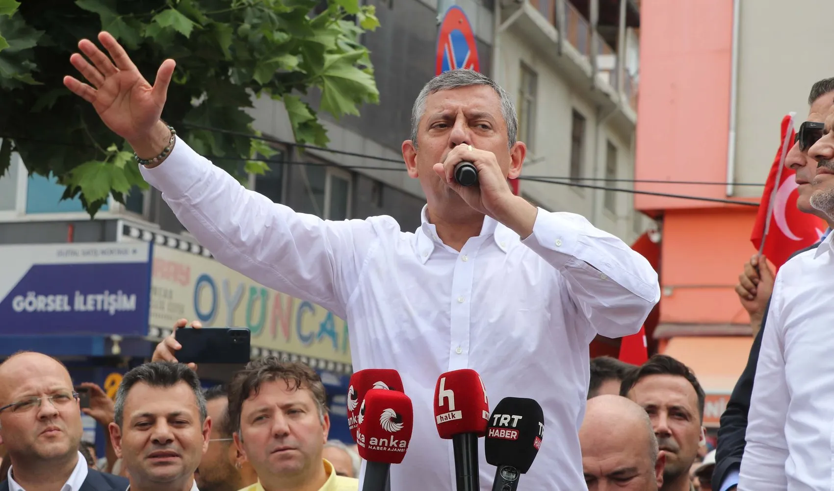 Özgür Özel'den miting otobüslerine el konulmasına tepki