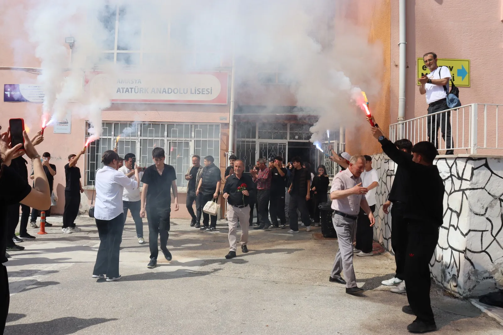 40 yıllık öğretmen okuldan Ferdi Tayfur şarkısıyla emekli oldu