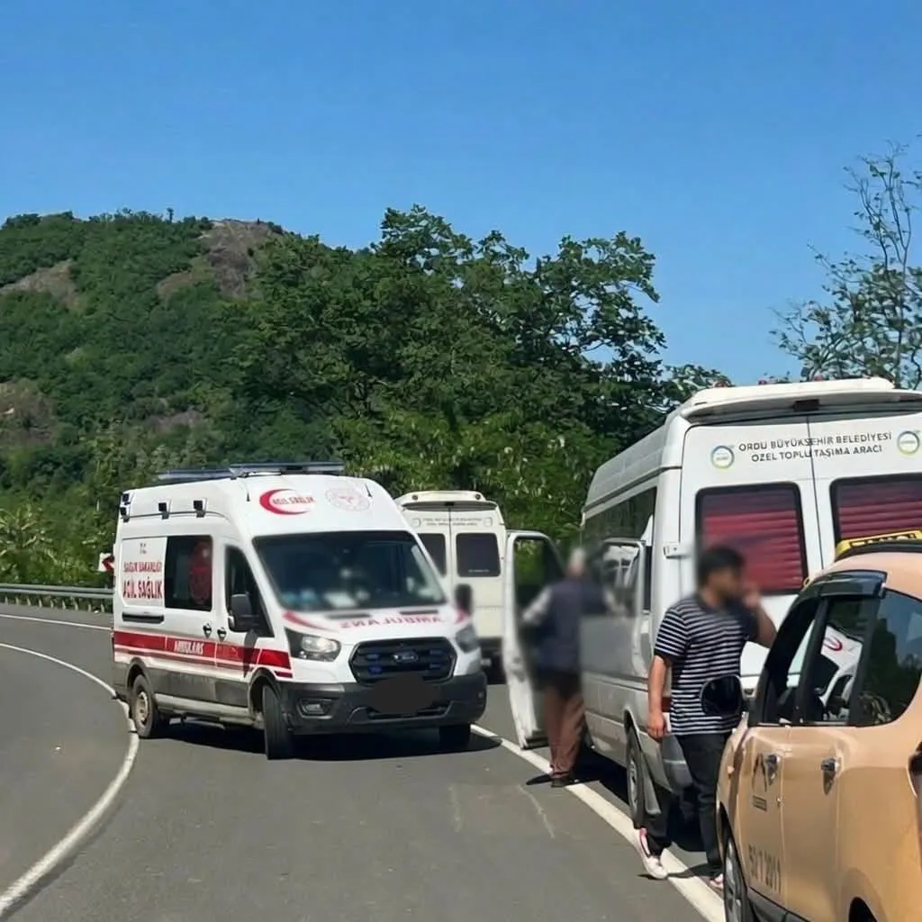 Minibüs şoförü direksiyon başındayken kalp krizi geçirip faciayı önledi