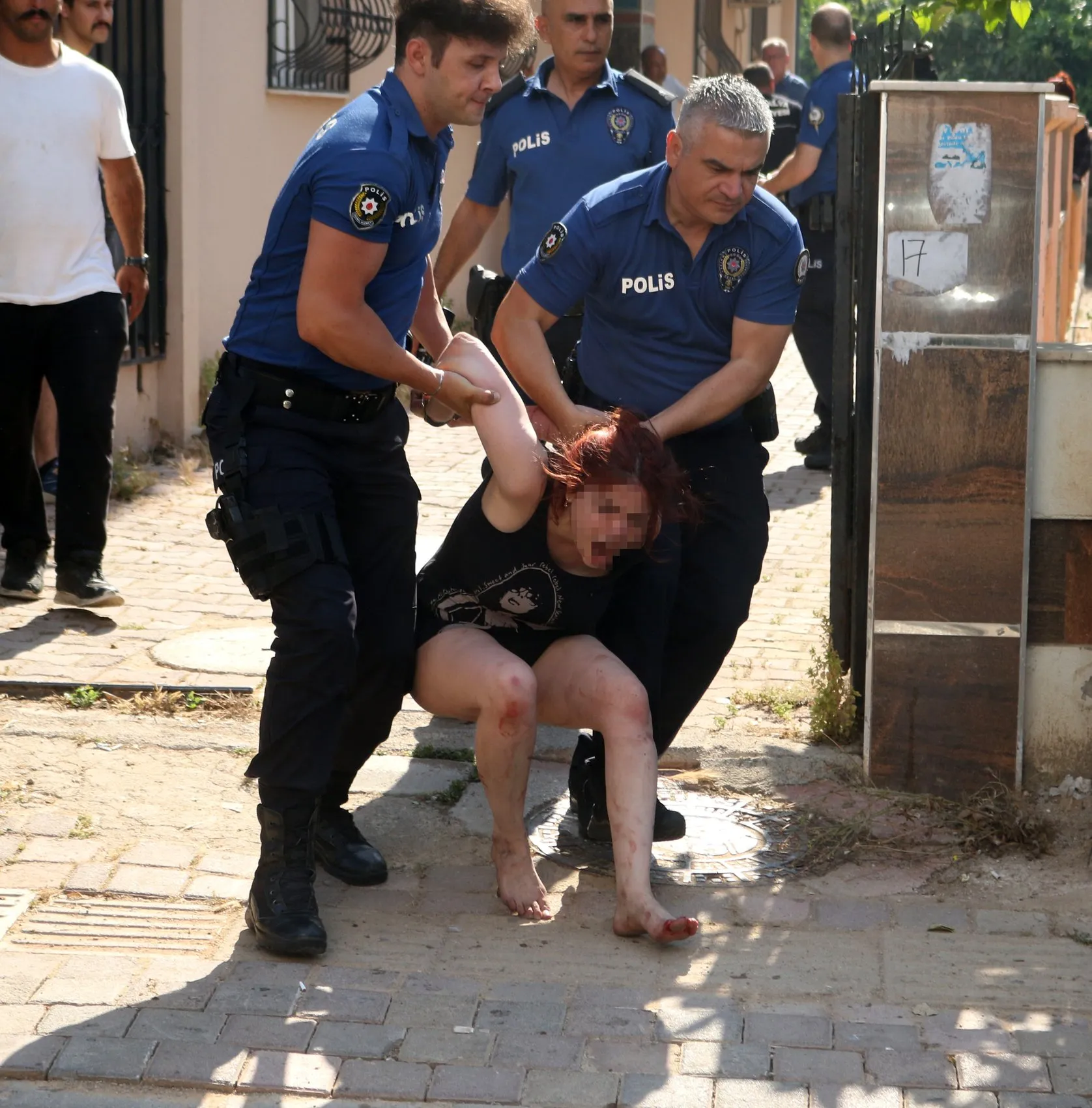 Antalya'da bir kadın evini ateşe verip kapıyı üzerine kilitledi