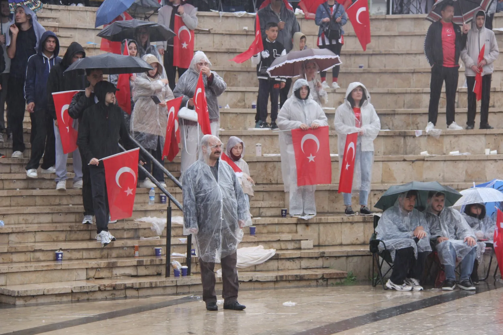 Sivaslılar sağanak yağışa rağmen dev ekranda milli maçı izledi